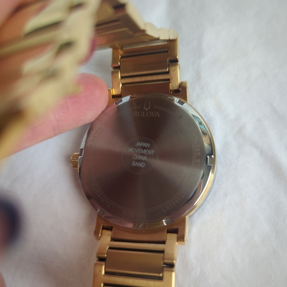 Bulova Futura MODERN Men's Watch MODEL 97D116 Gold Stainless Steel - Picture 12 of 12